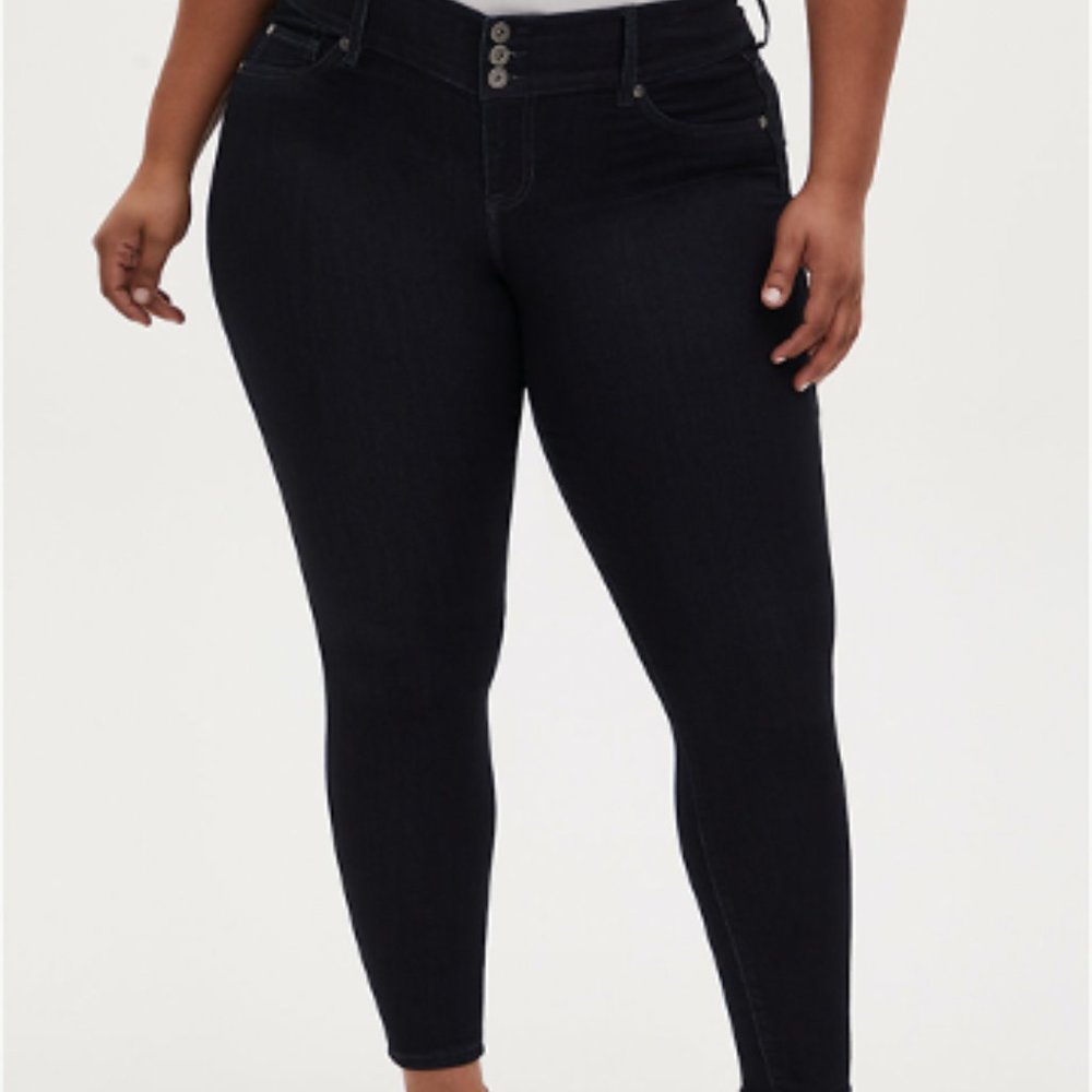 *NWOT* SUPER STRETCH DARK WASH JEGGINGS